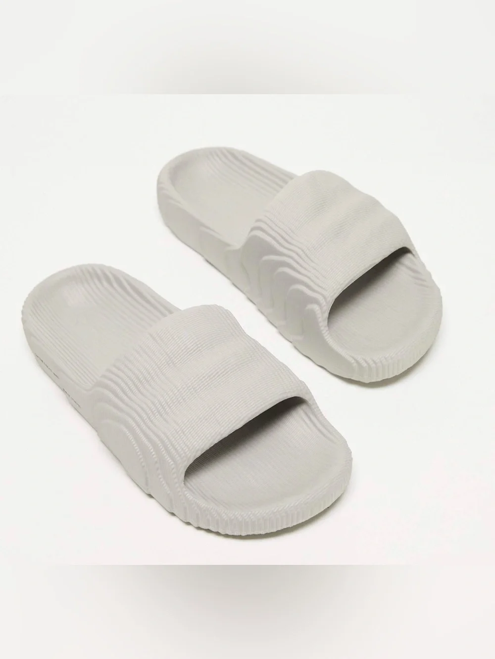 Adidas Originals Unisex Adilette 22 slides, size US 8 in gray